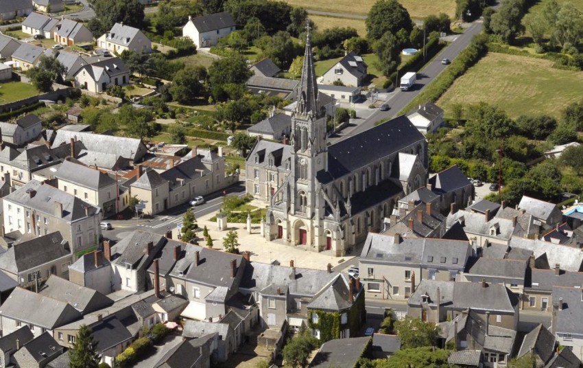 Bécon-les-Granits vue du ciel